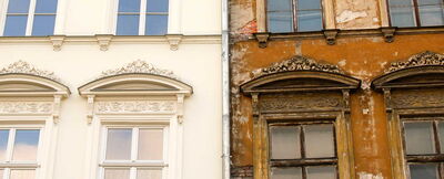 Symbolbild - unsaniertes Gebäuder gegen saniertes Gebäude